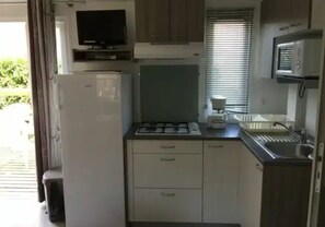 Fridge, microwave, stovetop - Camping 3 étoiles - Piscine  - ccbfi0c (Bouzic)