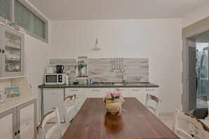 Fridge, microwave - GuestHost - Casa De Battè Apartment (Riomaggiore)