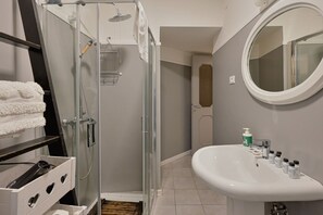 Shower, bidet, towels - GuestHost - Casa De Battè Apartment (Riomaggiore)