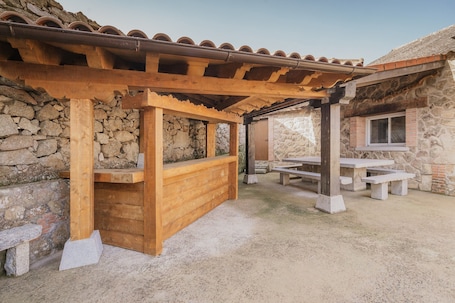 Outdoor dining. Casa Rural El Cauce – Spacious Country Retreat for Groups in Nature