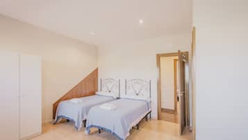 Iron/ironing board, WiFi, bed sheets, wheelchair access