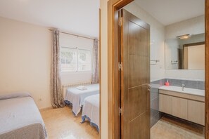 Iron/ironing board, WiFi, bed sheets, wheelchair access
