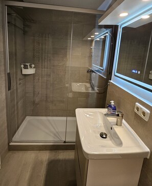 Shower, soap, toilet paper - Beautiful vacation apartment near the beach Timmendorfer Strand (Timmendorfer Strand)