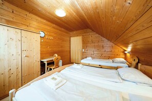 Työpöytä, silitysrauta/-lauta, Wi-Fi, vuodevaatteet