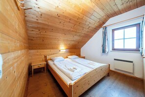 Escriptori, planxa i posts de planxar, wifi i roba de llit 