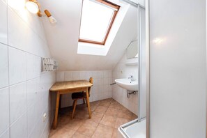 Douche, séchoir à cheveux, serviettes fournies, shampooing