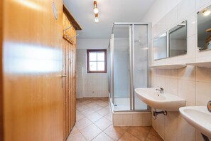 Douche, séchoir à cheveux, serviettes fournies, shampooing