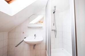 Douche, séchoir à cheveux, serviettes fournies, shampooing