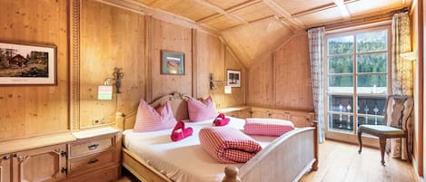 Desk, WiFi, bed sheets