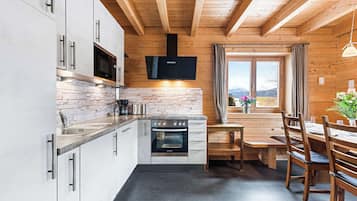 Réfrigérateur, un four, surface de cuisson, lave-vaisselle