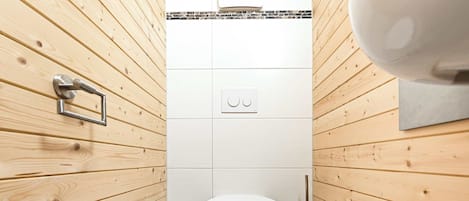 Dusche, Haartrockner, Handtücher, Shampoo