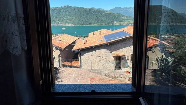 A window with a view of a mountainous landscape and a body of water. - La Casa della Nonna - Two Bedroom House, Sleeps 6 (Sale Marasino)