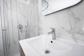 Hair dryer, towels, soap, toilet paper - Athens Getaway - Perfect Stay for 4 by ΜΡS (Athina)
