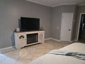 5 bedrooms, iron/ironing board, Internet, bed sheets - Resort style 5-bedroom lake house with white sand beach, pool, and pool house. (Douglas)