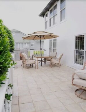 Outdoor dining - Resort style 5-bedroom lake house with white sand beach, pool, and pool house. (Douglas)