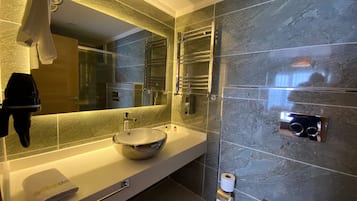 Deluxe Triple Room, Balcony, Sea View | Bathroom