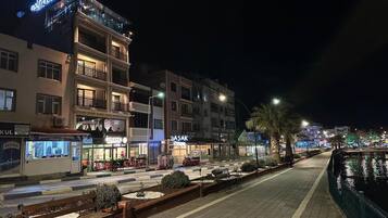 Un hotel con balcón, restaurante y zona junto a la piscina.