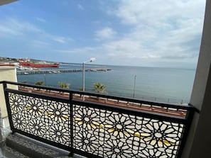 Chambre Triple Deluxe, balcon, vue mer | Vue de la chambre