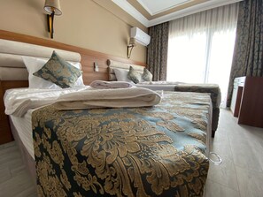 Habitación triple Deluxe, balcón, vista al mar