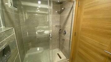 Kamar Triple Deluks, balkon, pemandangan laut | Kamar mandi