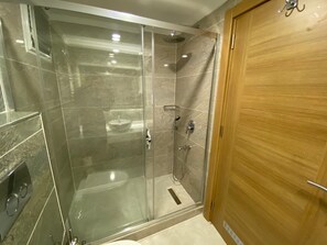 Habitación triple Deluxe, balcón, vista al mar | Baño