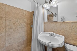 Shower, hair dryer, towels - Great home on the South end of St Simons (Saint Simons Island)
