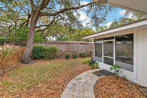 Terrace/patio - Great home on the South end of St Simons (Saint Simons Island)