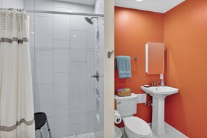 Shower, hair dryer, towels - Great home on the South end of St Simons (Saint Simons Island)