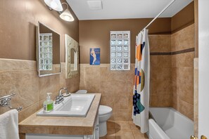 Shower, hair dryer, towels - Great home on the South end of St Simons (Saint Simons Island)