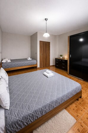 1 slaapkamer, een strijkplank/strijkijzer, wifi, beddengoed