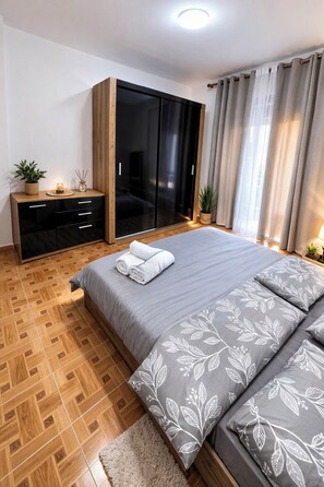 1 slaapkamer, een strijkplank/strijkijzer, wifi, beddengoed