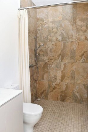 Towels, soap, toilet paper - Green Oasis 2 (Lacona)