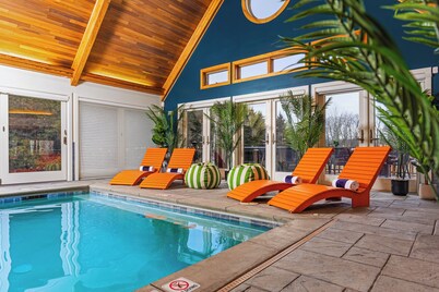 Heated Indoor Pool ~ Spa ~ Movie Theather ~ Gym/Yoga ~ Arcade ~ Bowling ~Karaoke