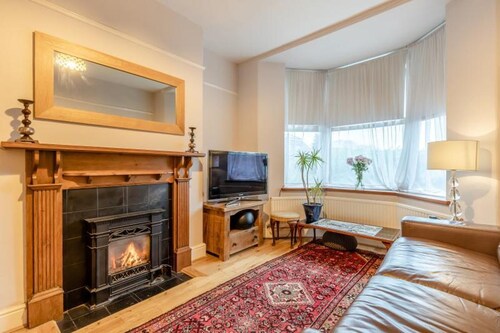 Character Cottage With Garden - Central Buxton