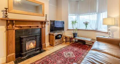 Character Cottage With Garden - Central Buxton