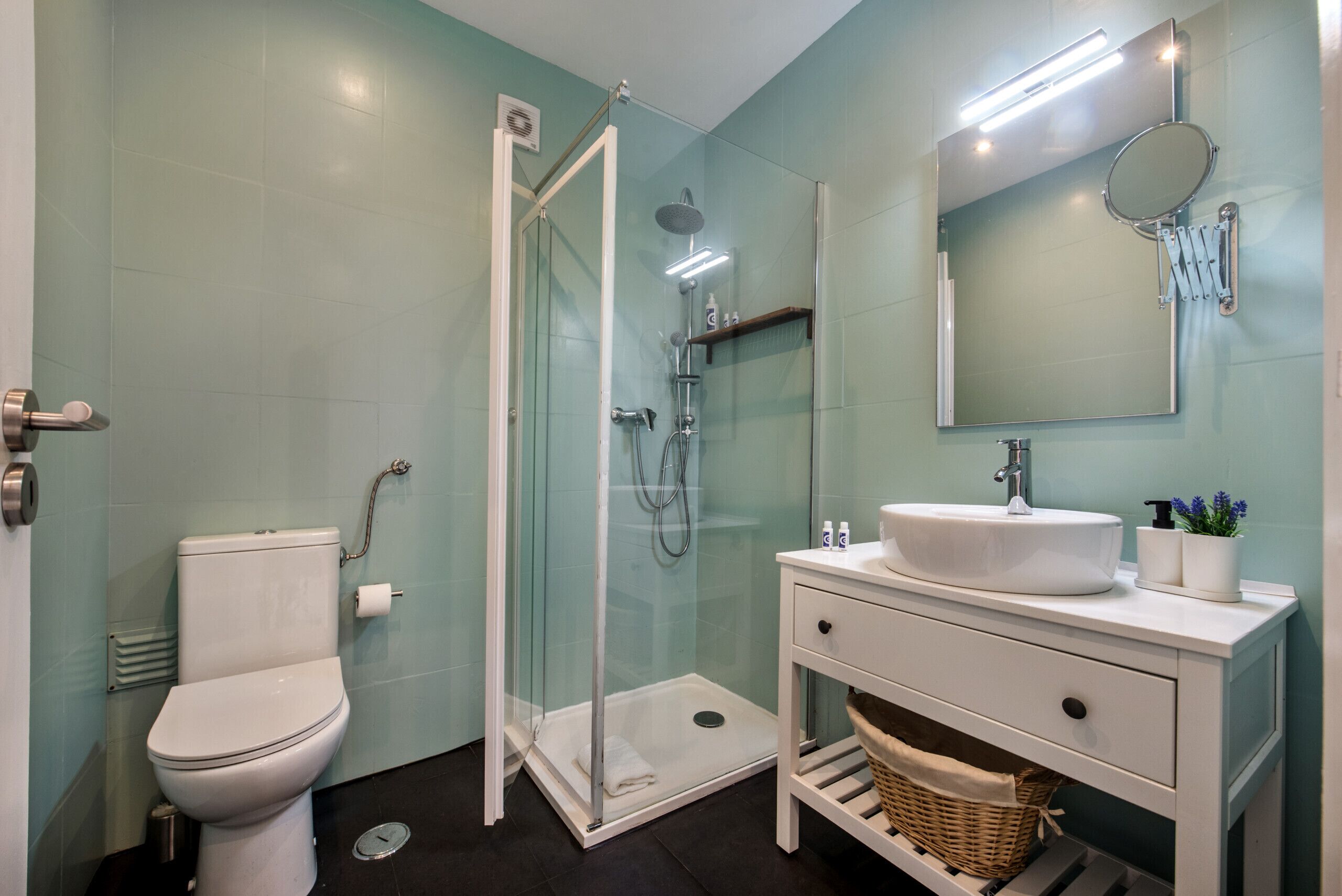 Douche, sèche-cheveux, serviettes fournies