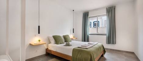 Iron/ironing board, free WiFi, bed sheets
