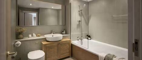 Douche, bidet, serviettes fournies, savon