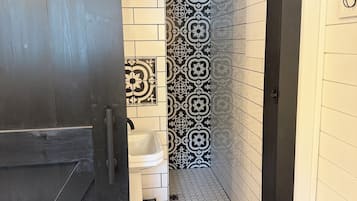 Ducha, secador de pelo, toallas, jabón