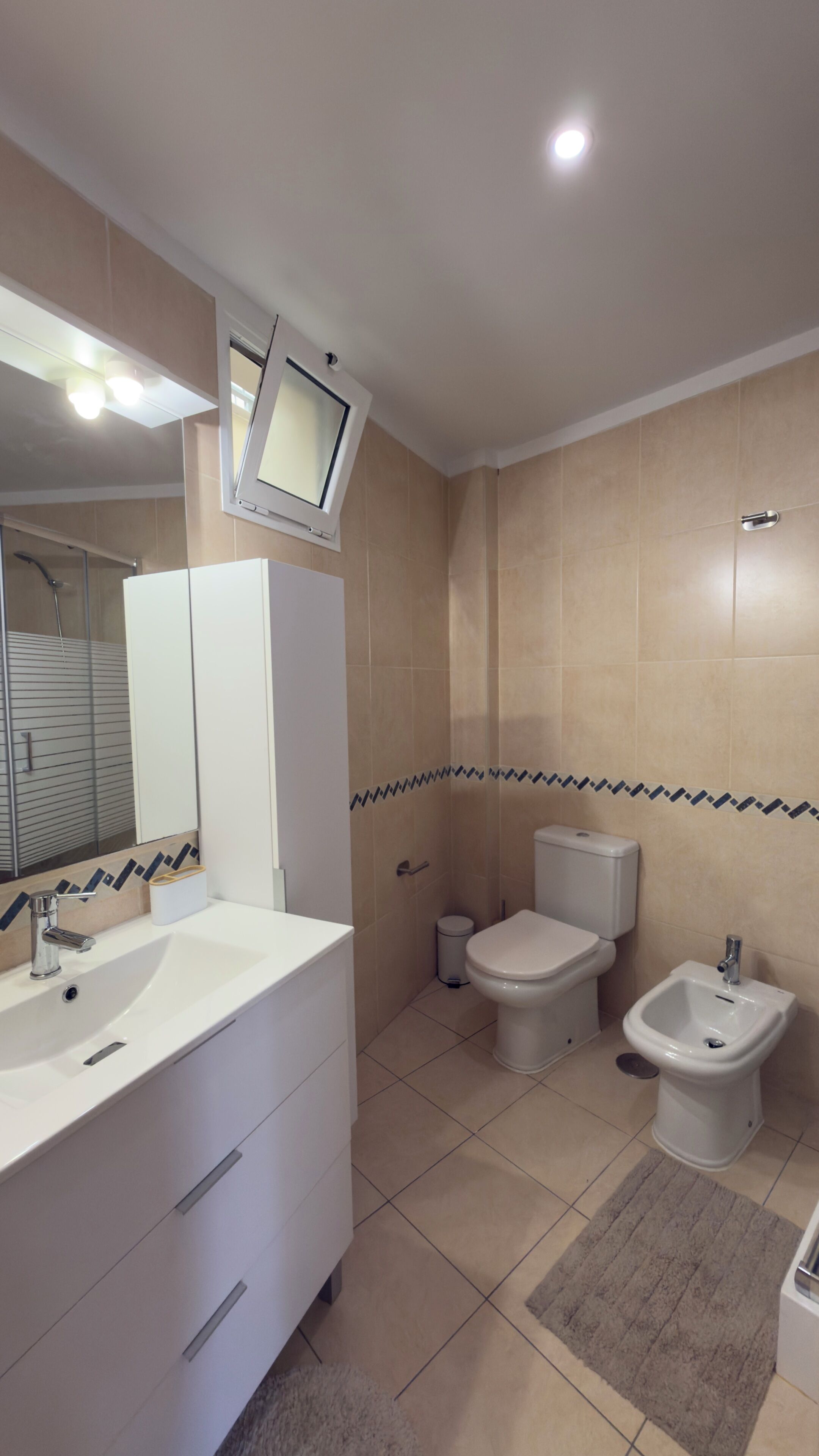 Douche, sèche-cheveux, bidet, serviettes fournies