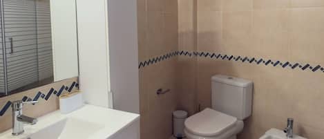 Douche, sĂšche-cheveux, bidet, serviettes fournies