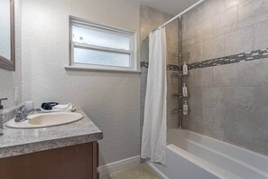 Shower, hair dryer, towels, soap - Coastal Getaway: Near FIT, Downtown & Beach (Melbourne)