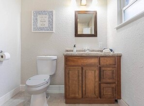 Shower, hair dryer, towels, soap - Coastal Getaway: Near FIT, Downtown & Beach (Melbourne)