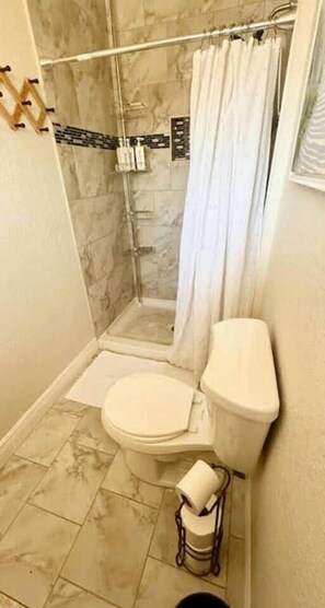 Shower, hair dryer, towels, soap - Coastal Getaway: Near FIT, Downtown & Beach (Melbourne)