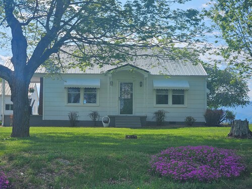 Phenomenal 2-bedroom farmhouse with AC in charming Greeneville