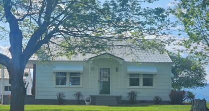 Phenomenal 2-bedroom farmhouse with AC in charming Greeneville