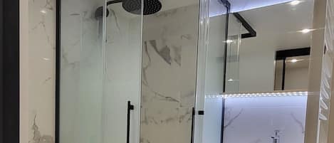 Secadora de cabello, toallas, jabón, papel de baño