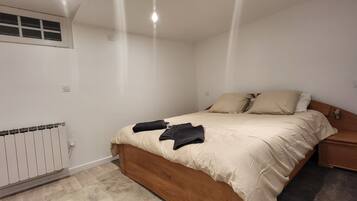 Een strijkplank/strijkijzer, wifi, beddengoed