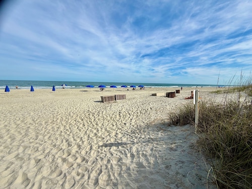 Beautiful Queens Grant  2BR FREE Bikes Pools, Tennis & Beach Access