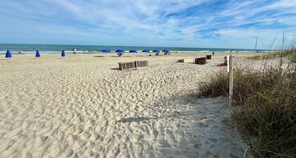 Beautiful Queens Grant 2BR FREE Bikes Pools, Tennis & Beach Access